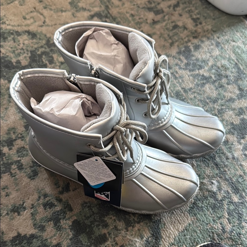 Khombu Silver Winter Boots with Rubber Shell Toe